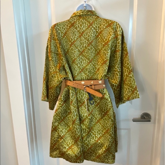 Green Button Down Top Giraffe & Gold Chain Print - Picture 2 of 5